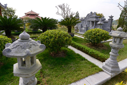 Một công nhân chăm sóc phần mộ ở đây cho biết, gia chủ không chỉ thuê thợ lành nghề thiết kế, xây dựng, dịch vụ chăm sóc mỗi phần mộ cũng tốn khá nhiều tiền như lau chùi, cắt tỉa cây, thắp hương, cúng ngày rằng, ngày mùng 1.