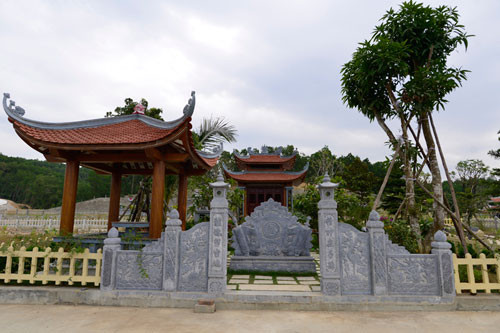 Anh Hưng (công nhân đơn vị thiết kế xây dựng tại nghĩa trang) cho biết: “Gia chủ của những phần mộ đều là những gia đình giàu có và khá kỹ tính. Mọi vật liệu phải tốt như đá xanh nhập từ Ninh Bình, Đà Nẵng, Thanh Hóa và thợ phải có tay nghề cao".