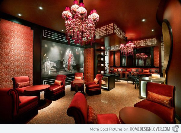 Những chiếc đèn chùm cũng là điểm nhấn trong phòng khách. Ảnh: Homedesignlover.