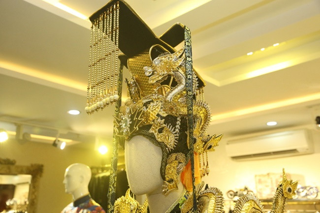 Hai bộ trang phục này còn có những kiện đi kèm như đai lưng, giáo tay, mão, giày… được làm thủ công.