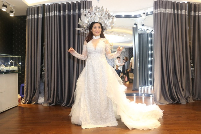 Còn diễn viên Cát Tường khi thử trang phục nói vui: "Với sức nặng của phục trang, sau khi diễn xong chắc tôi phải đi châm cứu cổ vì riêng phần mão đã hơn 3 kg".