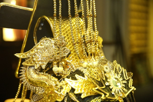 Mỗi bộ trang phục có hơn 1.000 chi tiết cùng nhiều chất liệu như sequin, gấm, the, da, vật trang trí bằng kim cương nhân tạo, đồng, pha lê...được kết hợp để tạo nên bộ trang phục và chiếc mão đi kèm.