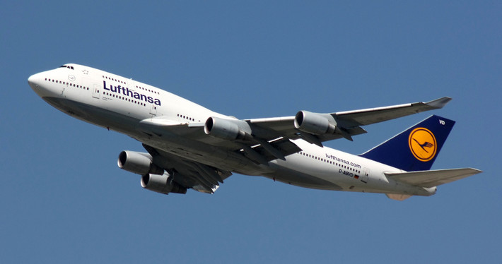Lufthansa là hãng hàng không lớn nhất nước Đức. Chuyến bay đầu tiên của hãng cất cánh từ Berlin-Tempelhof tới Zurich vào năm 1926. Hơn 90 hoạt động, Lufthansa trở thành một hãng hàng không lớn mạnh với 118.214 nhân viên và nhiều công ty con bao gồm Air Dolomiti, Swiss International Airlines, Eurowings, Augsburg Airways và Contact Air. Ảnh: Travelstart Nigeria.