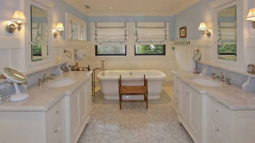 Phòng tắm sang trọng, hiện đại chan hòa với thiên nhiên. Ảnh: Home.