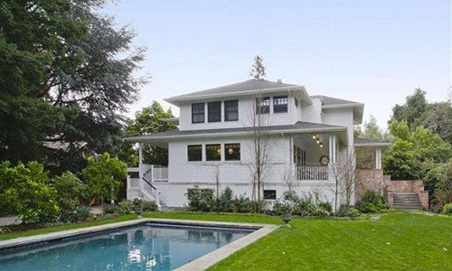 Ngôi nhà riêng của ông chủ Facebook tọa lạc tại Silicon Valley, bang California. Căn nhà có hai tầng, tường ốp gỗ màu trắng, nằm nép mình giữa hai hàng cây xanh. Ảnh: Sfgate.