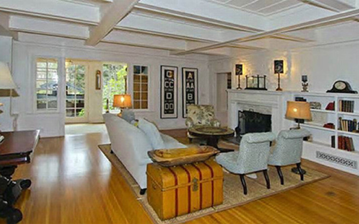 Chiếc bàn bên cạnh ghế sofa được làm từ vali cổ làm tăng sự mộc mạc của phòng khách. Ảnh: Reuters.