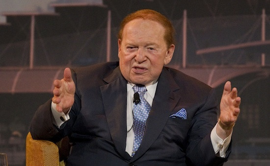 Theo ước tính của Forbes, tính đến đầu năm 2017 Sheldon Adelson đang sở hữu 30,8 tỷ USD. Để có được khối tài sản lớn như vậy, ông Sheldon Adelson đã phải trải qua những chặng đường vô cùng gian khó. Ảnh: Daily Kos.
