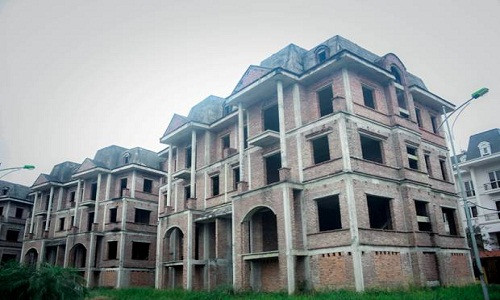 Tìm hiểu được biết, dự án Lideco khởi công năm 2007, cho đến nay có hơn 600 ngôi biệt thự kiểu Pháp được xây dựng tại khu đô thị (KĐT) này. Tuy nhiên, đến nay sau nhiều năm vẫn nhiều biệt thự trong khu đô thị Lideco vẫn còn bỏ hoang.