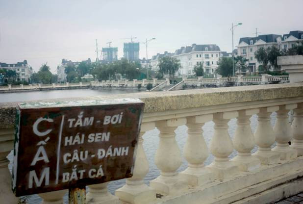 …mặc cho đã có biển cấm bắt cá được chủ đầu tư giăng lên.