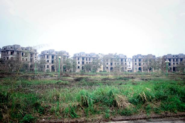 Việc chậm trễ bàn giao nhà mất 12 tháng khiến cho doanh nghiệp này phải chấp nhận trả lãi vay ngân hàng cho đến khi các khách hàng “chịu” nhận nhà.