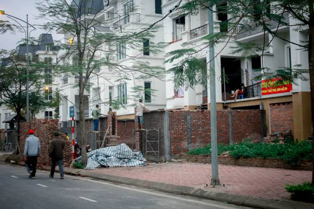 Thỉnh thoảng đâu đó cũng có một vài chủ nhà sửa sang nhà cửa để chuẩn bị dọn về sinh sống.