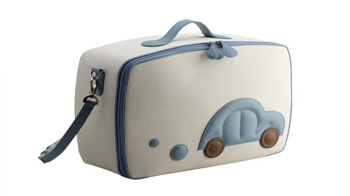 Chiếc túi Pineider Calfskin Boston (2335 USD) được chế tạo từ chất liệu da bê Rugato sang trọng cùng các đường nết khâu cực chuẩn xác. Nguồn ảnh: ML.