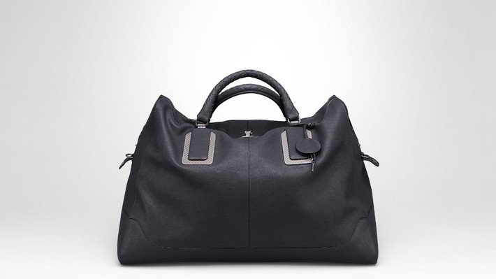 Với chất lượng cao nhất của da trâu và qua bàn tay khéo léo của thợ thủ công, chiếc túi Bottega Veneta gồm 2 túi nhỏ bên trong, 1 ngăn túi lớn và 1 dây đeo chéo. Giá bán của nó là 4.350 USD.