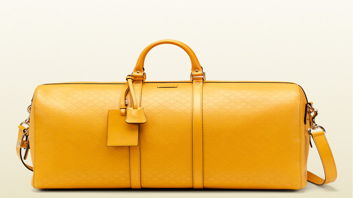 Đến từ nhãn hàng nổi tiếng thế giới, túi xách Gucci với kiểu dáng thanh lịch, bằng da thật có giá 2750 USD.