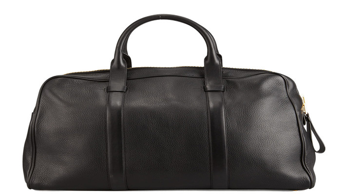 Được làm bằng da thật, túi xách Tom Ford Buckley khiến người tiêu dùng ngưỡng mộ bởi độ tinh xảo dưới bàn tay lành nghề của thợ thủ công người Ý. Túi xách có giá 3460 USD.