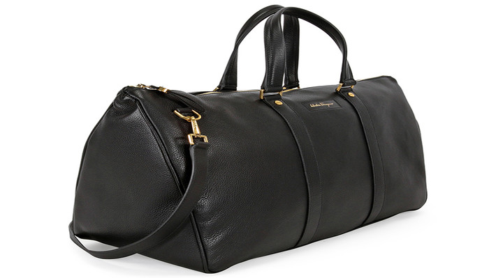 Túi du lịch nam Ferragamo (2400 USD) được tạo nên từ da bê cao cấp, kiểu dáng đẹp mắt, dây đeo có thể tháo rời là lựa chọn hoàn hảo cho những ngày nghỉ cuối tuần.