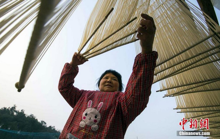 Làng nghề làm mì thủ công truyền thống ở làng Qinjiaquan, huyện Đô Xương, tỉnh Giang Tây, rộn ràng mỗi khi Tết đến. Ảnh: Chinanews.