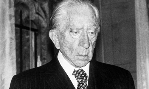 J Paul Getty là một trong những tỷ phú giàu nhất thế giới nhờ việc kinh doanh dầu mỏ. Ông sinh năm 1892 và mất 1976. Ảnh: AP.