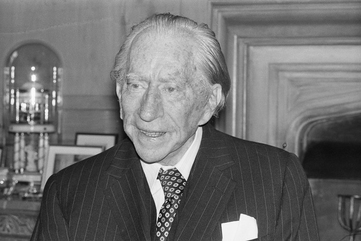 Tỷ phú J Paul Getty thích đi máy bay nhưng ghét phải trả tiền vé. Ảnh: People.