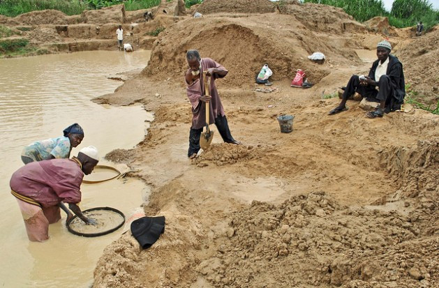 Không chỉ nam giới, nhiều phụ nữ cũng tham gia công việc khai thác kim cương.