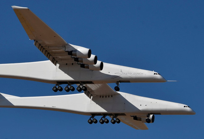Theo nguồn tin mới đây trên CNN, chiếc máy bay lớn nhất thế giới mang tên Stratolaunch đã thực hiện chuyến bay thử nghiệm lần đầu tiên qua sa mạc Mojave ở bang California (Mỹ) vào sáng 13/4. Ảnh: Reuters.