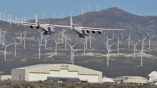 Sải cánh của Stratolaunch có kích thước 117,5m - rộng hơn bất kỳ máy bay nào trên thế giới hiện nay. Ảnh: Reuters.