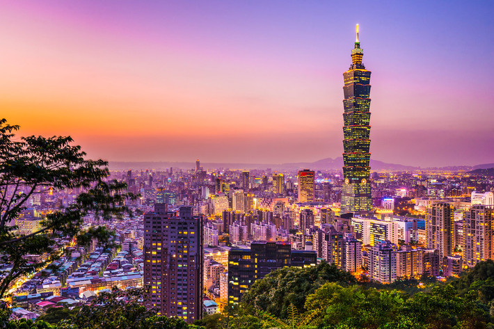 Tháp Taipei 101 tọa lạc tại thành phố Đài Bắc từng chiếm ngôi vị quán quân tòa nhà cao nhất thế giới cho đến năm 2010. Thiết kế của tòa nhà chồng lên nhau như một cây tre vươn thẳng lên bầu trời.