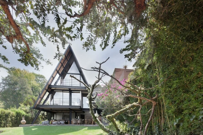 Nằm ven sông Avándaro ở thị trấn Valle de Bravo (Mexico), ngôi nhà nổi bật với thiết kế hình chữ A.