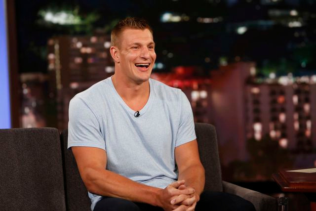 Cầu thủ bóng bầu dục Mỹ nổi tiếng Rob Gronkowski không có thói quen chạy theo thời trang. Nếu thích bộ quần áo hay đôi giày nào đó, Rob sẽ sử dụng đến khi nào rách mới thôi.
