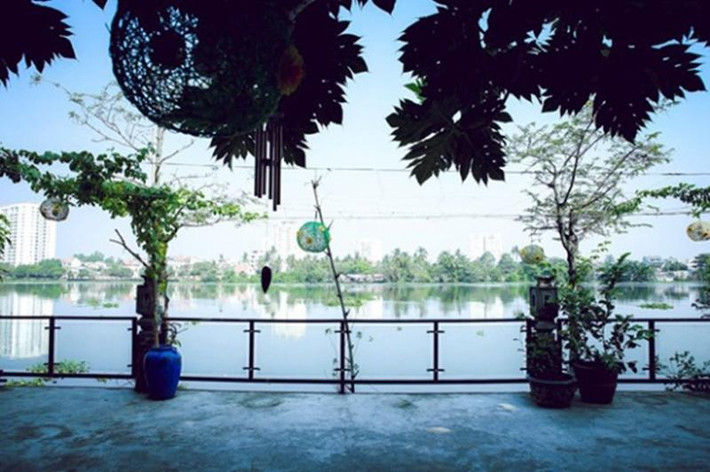 Ngôi nhà của bố mẹ Dương Trương Thiên Lý nằm bên bờ sông, khu Thanh Đa, thuộc quận Bình Thạnh, TP HCM. Ảnh: Khám phá.