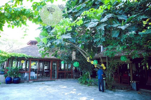 Khuôn viên nhà của Á hậu Dương Trương Thiên Lý thoáng đãng với khu sân vườn rộng lớn được thiết kế cầu kỳ. Ảnh: Baodatviet.