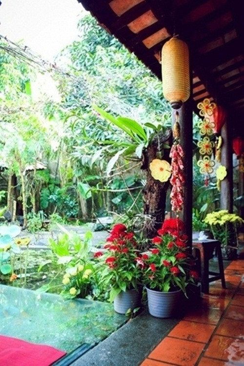 Sảnh trước nhà thờ cúng trang trí đẹp mắt với chậu hoa đỏ rực. Ảnh: GiadinhVN.