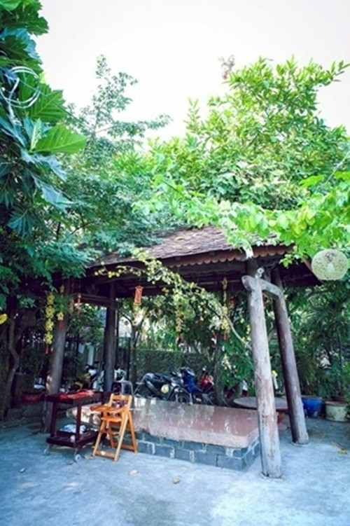 Khoảng sân gần bờ sông là khu vực kinh doanh nhà hàng của gia đình. Ảnh: GiadinhVN.
