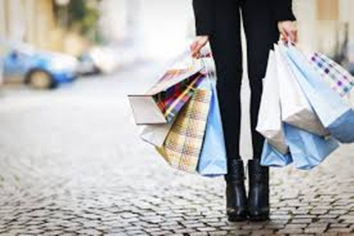 Rất nhiều người vay tiền để mua những món đồ vượt khả năng chi trả. Việc này khiến nhiều người không thể hoàn trả các khoản vay lãi suất cao. Trái lại, một người muốn giàu có sẽ dùng thẻ tín dụng để phát triển việc kinh doanh, không thỏa mãn mua sắm cá nhân.