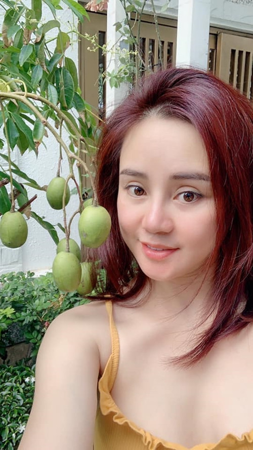 Mới đây, trên trang cá nhân, nữ ca sĩ Vy Oanh đã chia sẻ hình ảnh về khu vườn ngập tràn rau trái trong căn biệt thự triệu USD ở TP HCM.