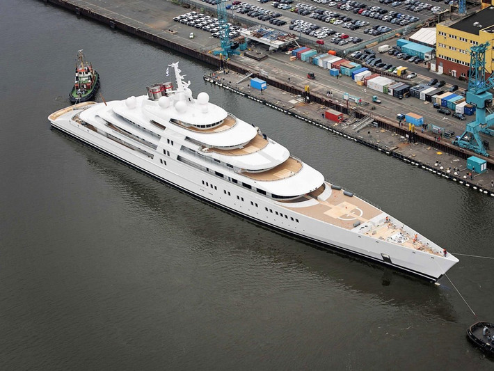 Azzam là siêu du thuyền lớn thứ 3 thế giới với trị giá 650 triệu USD. Đây cũng là du thuyền tư nhân lớn nhất thế giới, thuộc sở hữu của Sheikh Khalifa bin Zayed Al Nahyan, Chủ tịch các Tiểu vương quốc Ả Rập Thống nhất (UAE).