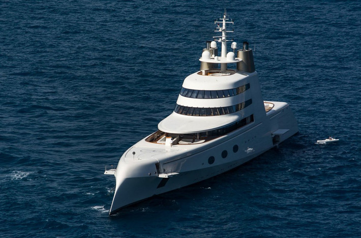 Thuộc sở hữu của tỷ phú Nga Andrey Melnichenko, du thuyền Motor Yacht A (323 triệu USD) dài 119 m, có 3 hồ bơi, 7 cabin sang trọng, một sân bay trực thăng và buồng chống bom với lớp kính dày 44 mm.
