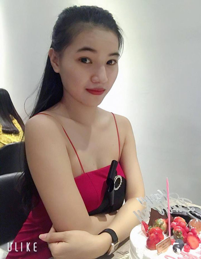 Trần Thị Phương Nga, hiện là sinh viên năm nhất ngành Dịch vụ Thương mại Hàng không, Học viện Hàng không Việt Nam. Nga có mái tóc đen dài, sống mũi cao, mắt to tròn, khuôn mặt đẹp, cao 1m73. Cuối năm 2018, mới từ quê xuống TP.HCM học, cô gái sinh năm 2000 giấu gia đình đăng ký tham gia cuộc thi Nét đẹp thanh xuân và đăng quang ngôi vị hoa khôi.