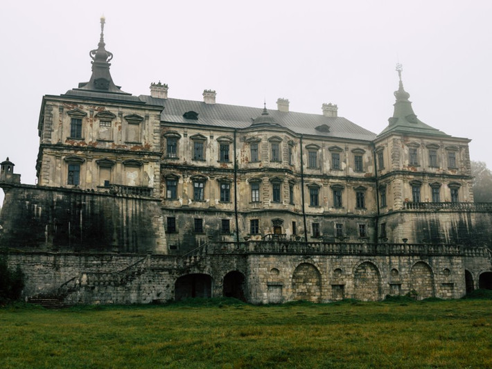 Lâu đài Pidhirtsi được xây dựng vào khoảng thời gian 1635-1640 ở vùng Lviv (Ukraine). Mang vẻ lộng lẫy, xa hoa trong nhiều năm, song nơi đây bị bỏ hoang và xuống cấp vào cuối Thế chiến II.
