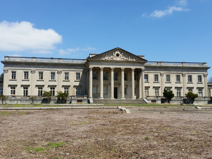 Lynnewood là cung điện thời kỳ Gilded Age tọa lạc ở Philadelphia (Mỹ). Được thiết kế vào cuối những năm 1890, cung điện có 110 phòng theo phong cách kiến trúc tân cổ điển. Uớc tính chi phí xây dựng Lynnewood tương đương 200 triệu USD ngày nay.