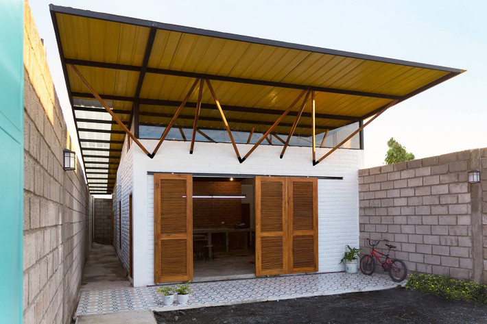 Tọa lạc tại thành phố Babahoyo (Ecuador) ngôi nhà thuộc sở hữu của một gia đình có thu nhập thấp.