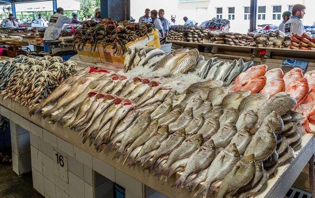 Đến chập tối, khu chợ lại trở nên sầm uất, giá cả lại bắt đầu tăng. Tới 10 – 11 giờ đêm, chợ Deira mới bắt đầu tan.