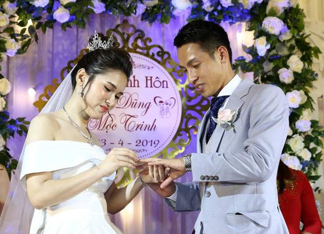 Thực đơn tiệc cưới của Hùng Dũng xuất hiện một số món ăn đắt đỏ như trứng cá hồi, tôm sú, gà Đông Tảo, cá hồi sốt bơ, cua ngũ sắc, rượu cá sấu...Ảnh: Giadinhnet.