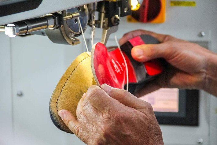 Ngoài phần đế màu đỏ nổi bật, giày Louboutin còn được in hẳn tên Christian Louboutin lên đế giày.