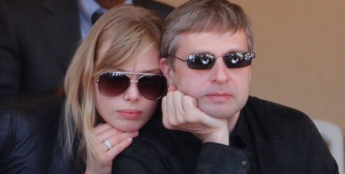 Sau cuộc chiến pháp lý kéo dài 6 năm, tỷ phú người Nga Dmitry Rybolovlev đã bị tòa án Thụy Sĩ yêu cầu trả hơn 4,5 tỷ USD cho vợ cũ. Vụ ly hôn này trở thành vụ ly hôn tốn kém nhất hành tinh tại thời điểm đó.