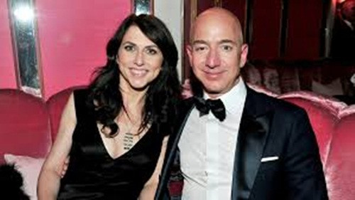 Theo đó, tỷ phú Jeff Bezos chia cho bà MacKenzie 4% cổ phần Amazon (tương đương với hơn 35 tỷ USD) và trở thành vụ ly hôn lớn nhất trong lịch sử.