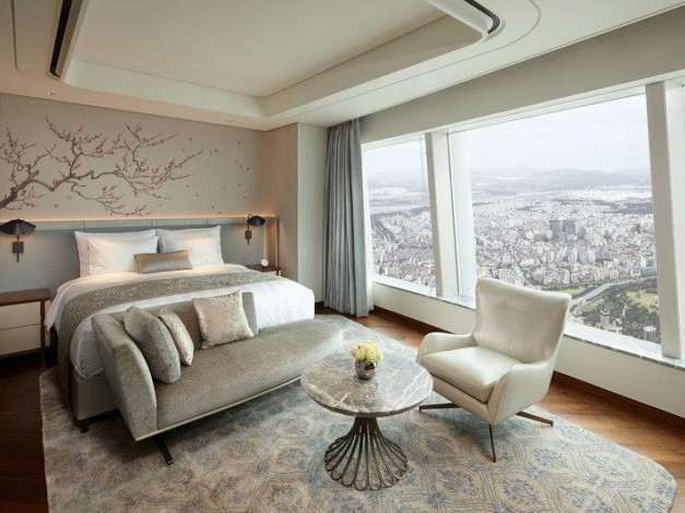 Tại Signiel Seoul, khách hàng có cơ hội trải nghiệm dịch vụ đưa đón bằng trực thăng. Đội ngũ đầu bếp từng giành ngôi sao Michelin danh giá.