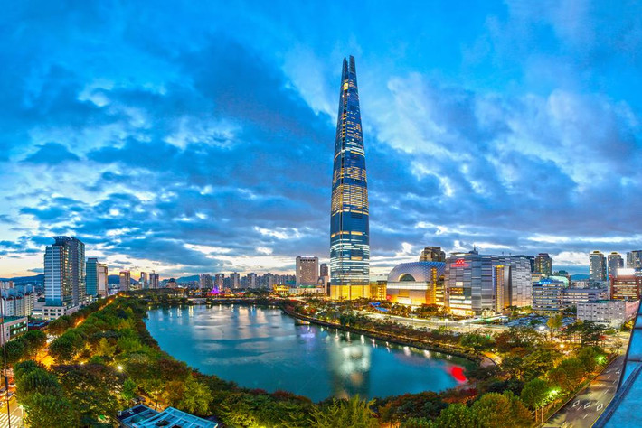 Nằm trong tòa nhà cao nhất Hàn Quốc, khách sạn 7 sao mới nhất thế giới Signiel Seoul có mức giá khá vừa tầm, khoảng 300-675 USD/đêm (khoảng 7-16 triệu đồng).