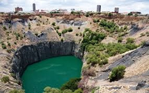 Mỏ Kimberley (Nam Phi) được đưa vào khai thác năm 1871. Hoạt động bề mặt của mỏ chấm dứt vào năm 1914 và chấm dứt hoạt động khai thác kim cương ngầm vào năm 1995.