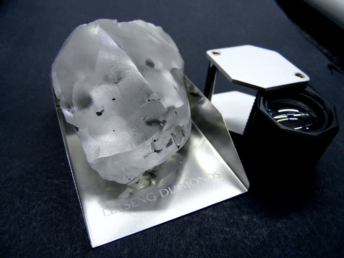 Viên đá quý tinh khiết, không màu nặng 910 carat được phát hiện tại vương quốc Les Liberia nhỏ bé của châu Phi.